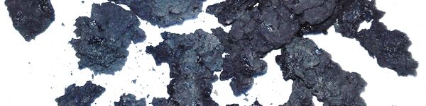 Amorphous granules of sludge (torrefied sewage sludge)